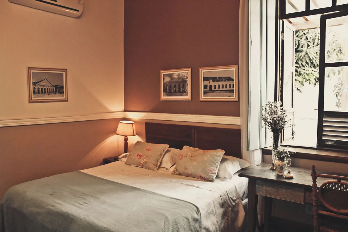 Quarto Standard com cama e mobiliário de época