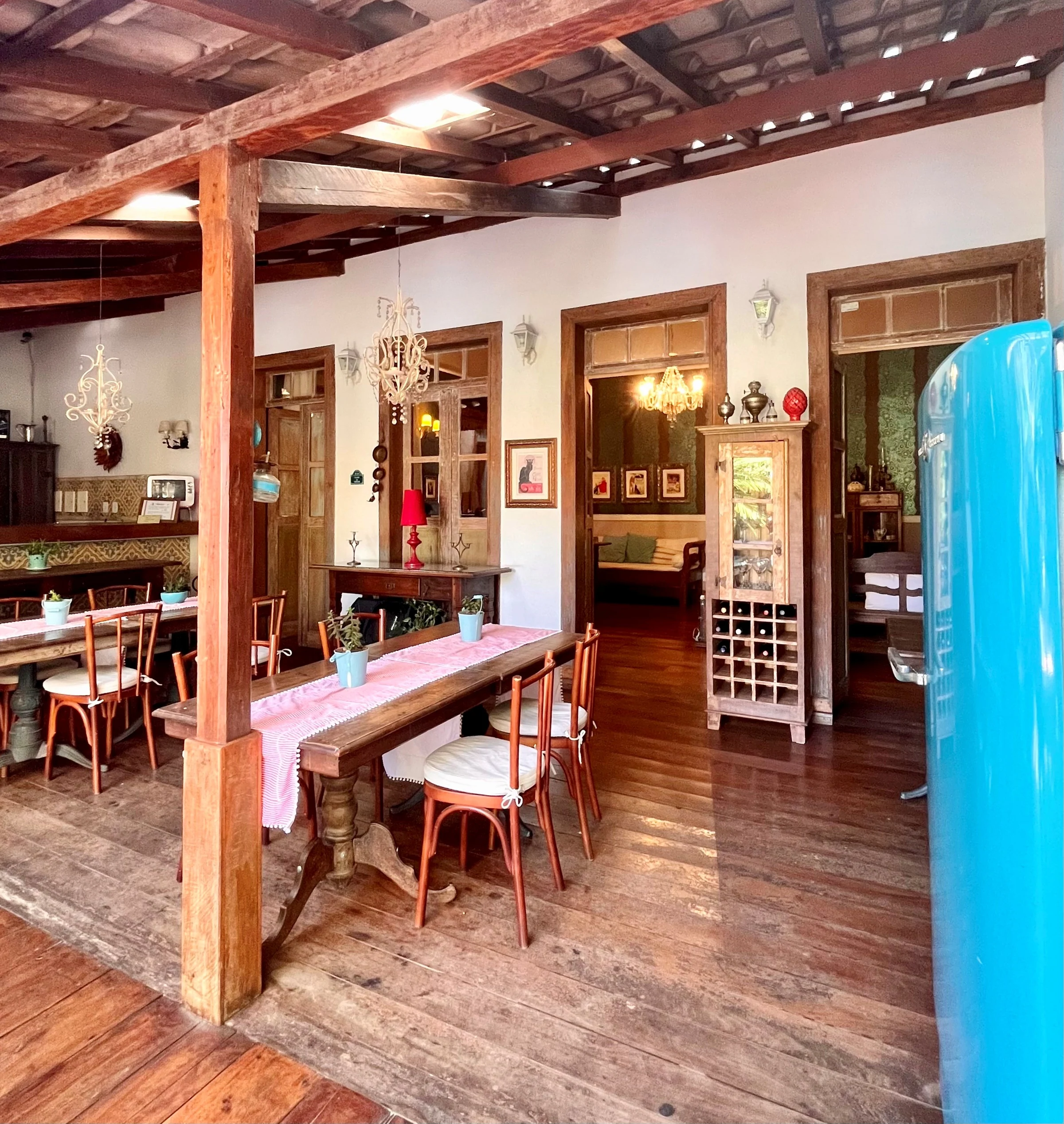 Ambiente interno junto à piscina