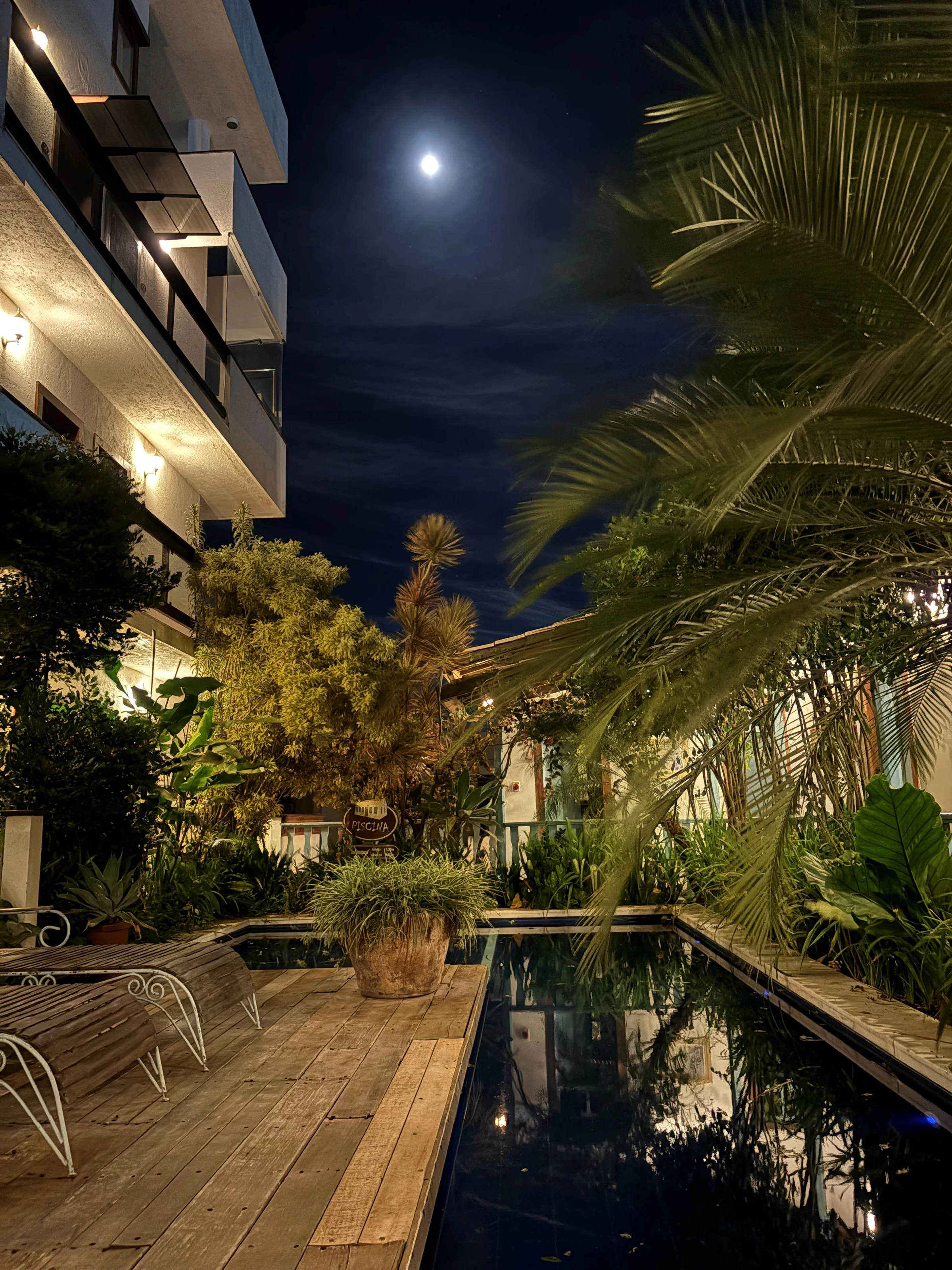 Piscina do hotel à noite