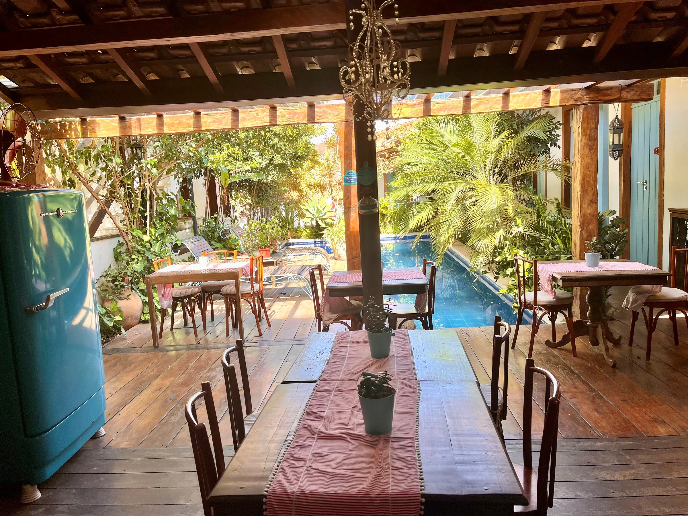 Restaurante integrado à piscina