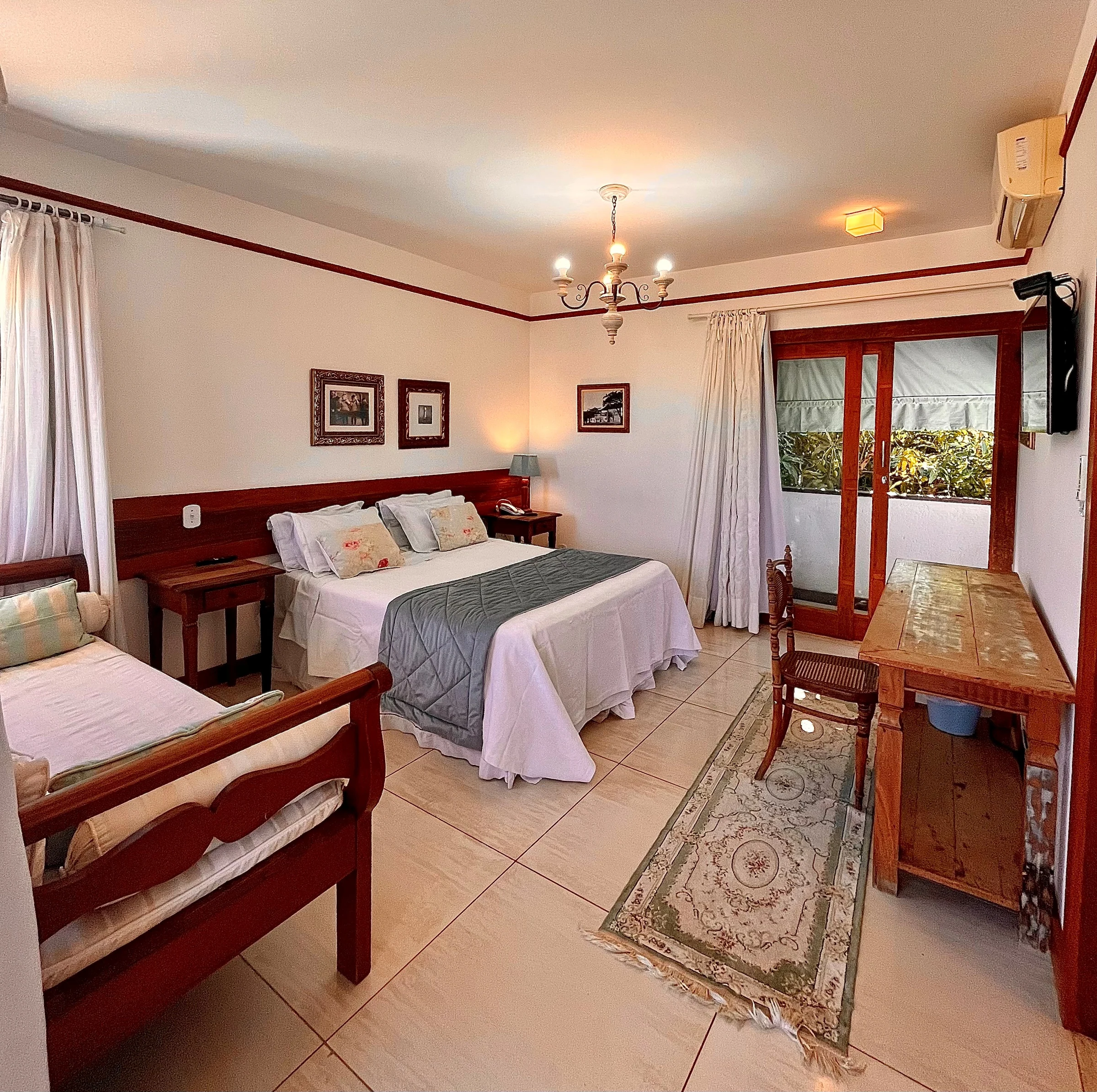 Quarto com cama de casal e sofá