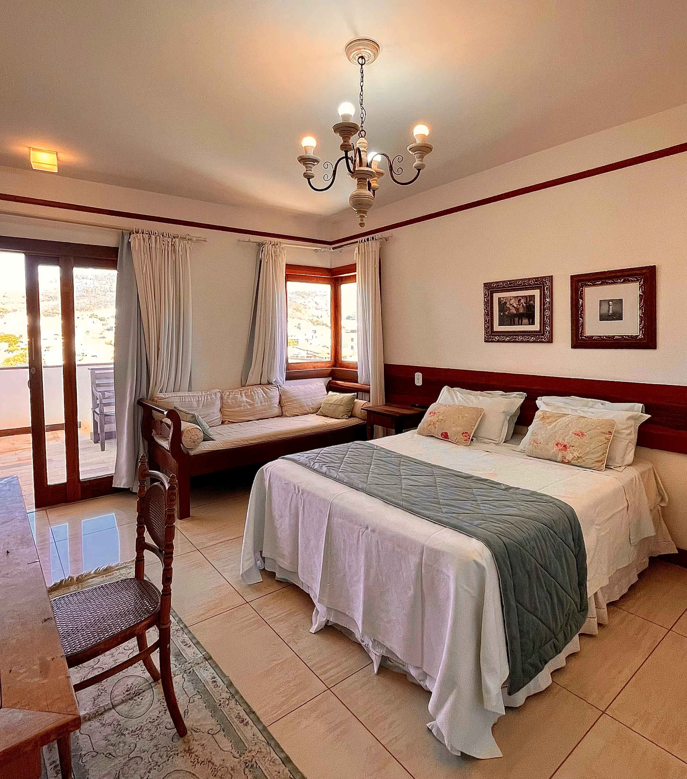 Quarto amplo com cama de casal
