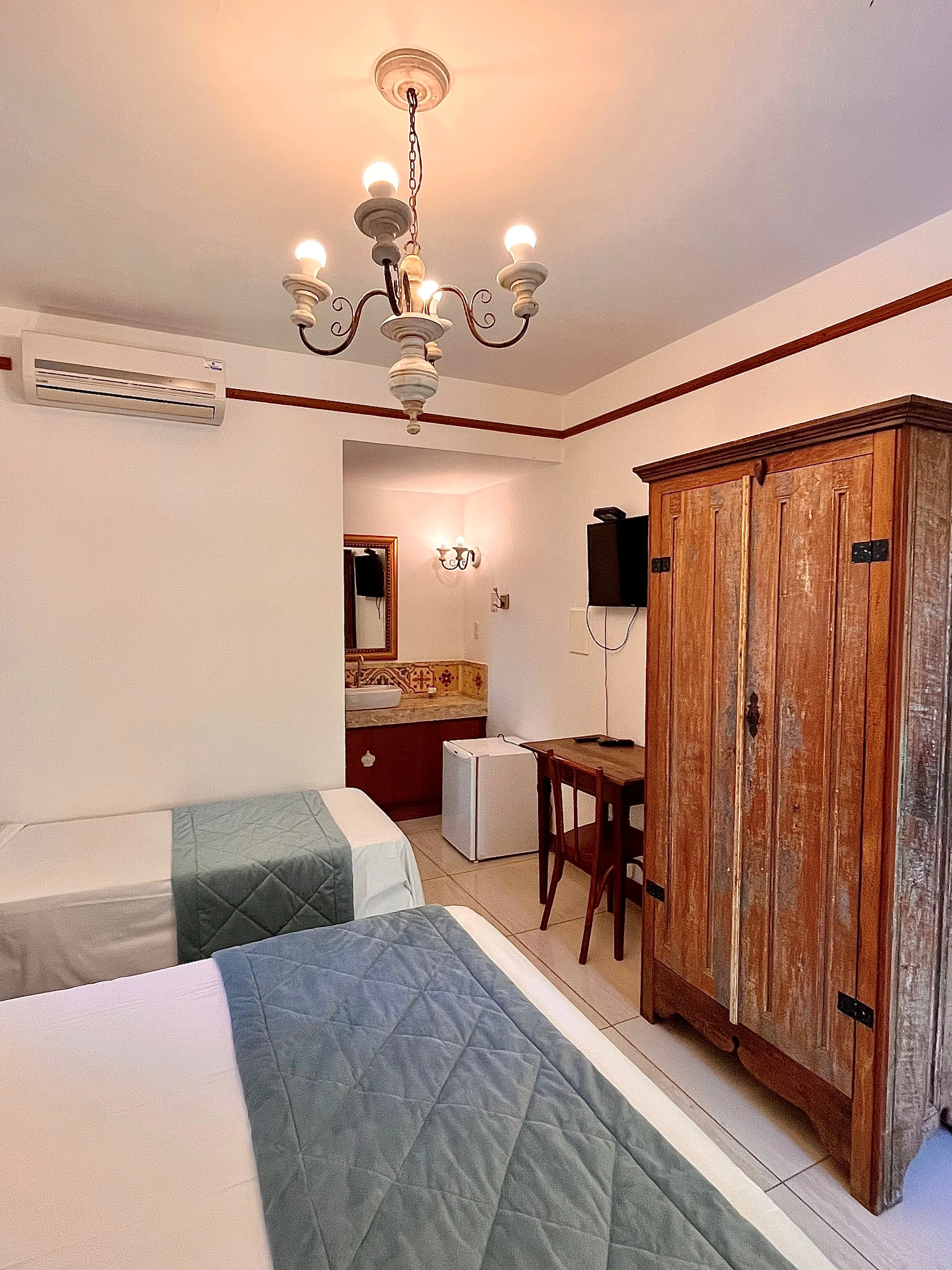 Quarto com duas camas e armário