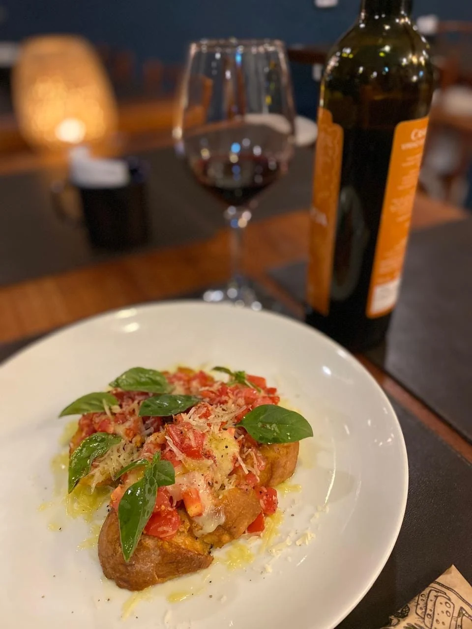 Prato acompanhado de vinho