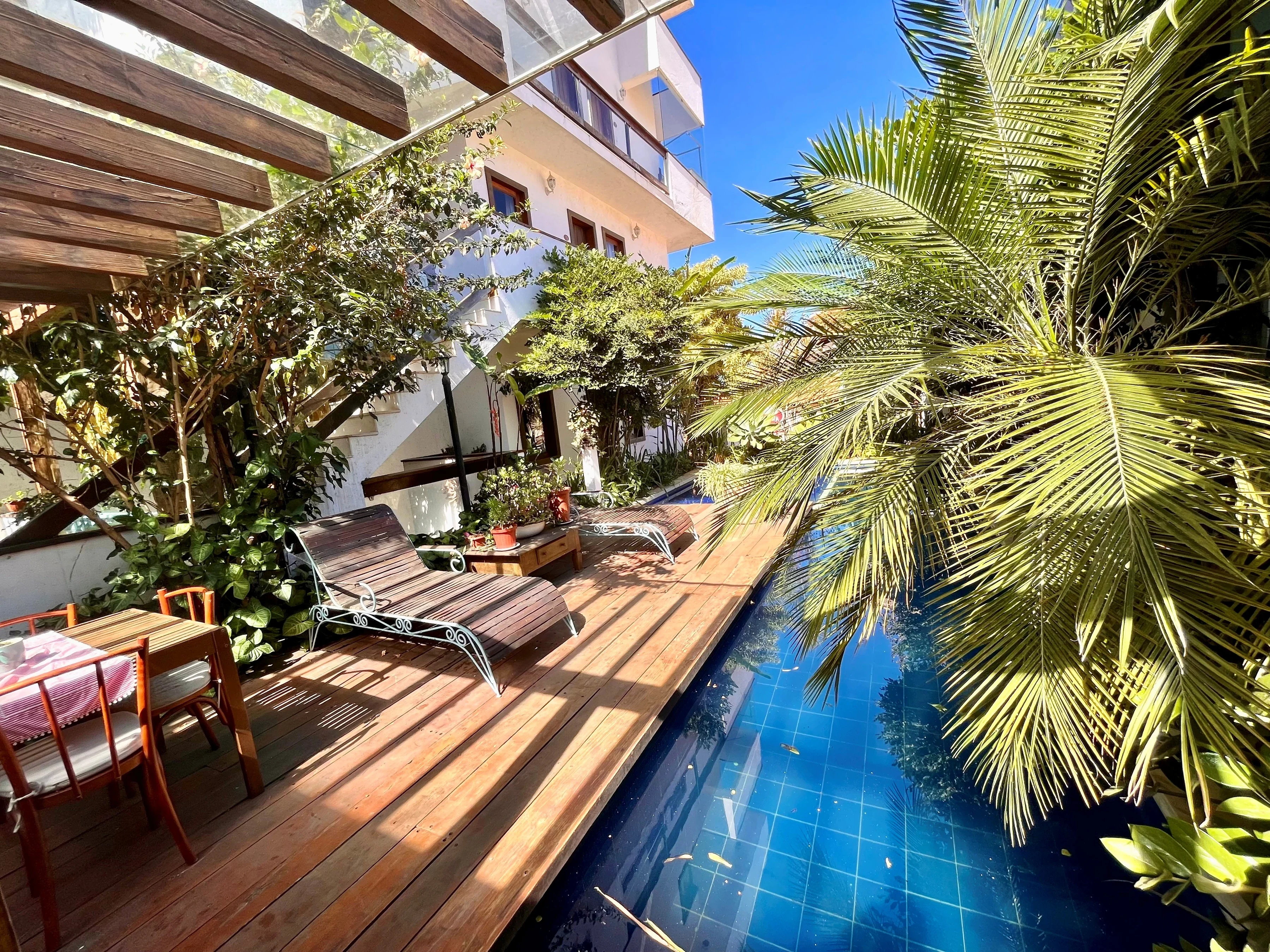 Piscina e jardim